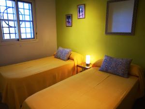 En eller flere senge i et værelse på BAVIERA GOLF APARTAMENTO TERRAZA Y JARDIN