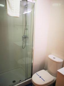 Et badeværelse på BAVIERA GOLF APARTAMENTO TERRAZA Y JARDIN + 4 billeder