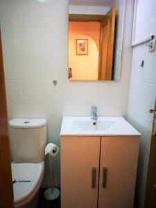 Et badeværelse på BAVIERA GOLF APARTAMENTO TERRAZA Y JARDIN