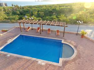 Bazén v ubytování Sunrock Hotel & Suites nebo v jeho okolí