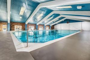 マディソンビルにあるDays Inn by Wyndham Madisonvilleの青い天井の大型屋内スイミングプール
