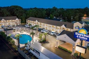 Πισίνα στο ή κοντά στο Days Inn by Wyndham Nacogdoches/SFA University/Downtown