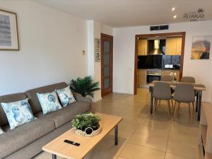 Η κουζίνα ή μικρή κουζίνα στο Kioto Suite - Modern Apartment with Parking & Swimming Pool