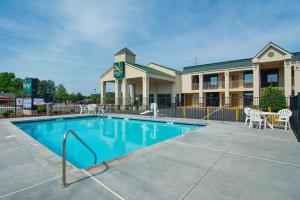 卡尔霍恩Quality Inn Calhoun North I-75的酒店前面的游泳池