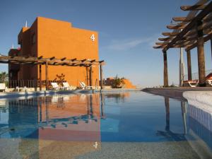 Bazén v ubytování Sunrock Hotel & Suites nebo v jeho okolí