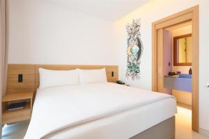 Uma cama ou camas num quarto em Fuwairit Kite Beach, Tapestry Collection By Hilton
