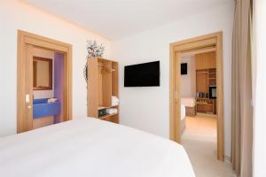 Uma televisão e/ou sistema de entretenimento em Fuwairit Kite Beach, Tapestry Collection By Hilton