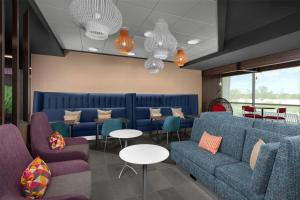 Tru By Hilton Joliet Plainfield的休息区
