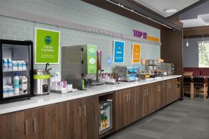 Tru By Hilton Joliet Plainfield的咖啡和沏茶工具