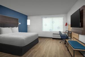 Tru By Hilton Joliet Plainfield客房内的一张或多张床位