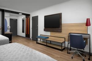 Tru By Hilton Joliet Plainfield的电视和/或娱乐中心