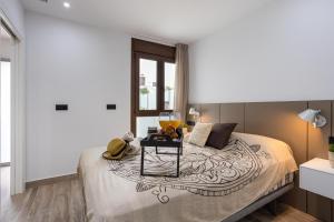 Laguna Beach Villa Veintidos في توريفايجا: غرفة نوم مع سرير مع طاولة عليه +43 صورة