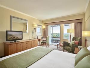 TV a/nebo společenská místnost v ubytování The Pamodzi Hotel