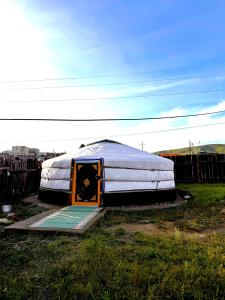 una yurta con una porta in mezzo a un campo di Mongolian traditional Ger a Erdenet