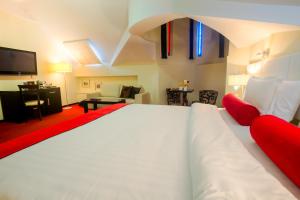 Postel nebo postele na pokoji v ubytování Hotel Central Sarajevo - Gym, Pool & Spa