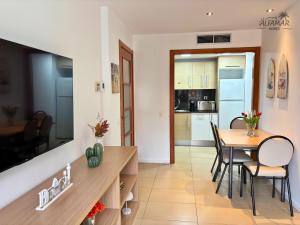 Una cocina y un comedor con mesa y sillas. en Sakura Suite - Modern Apartment with Parking & Swimming Pool, en Lloret de Mar 4 fotos más