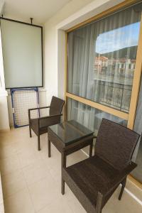 a room with two chairs and a table and a screen at Romantic Studio Florence in Sveti Vlas
