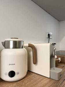 einen Slow-Herd und einen Toaster, der auf einer Theke sitzt in der Unterkunft Venetian Vicolo by CorfuEscapes in Korfu-Stadt