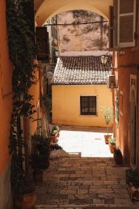 eine Gasse mit einem Torbogen und einem Gebäude in der Unterkunft Venetian Vicolo by CorfuEscapes in Korfu-Stadt