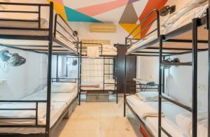 Postel nebo postele na pokoji v ubytování Whiite Panda - Backpacker Hostel in Delhi Greater Kailash