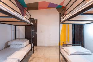Postel nebo postele na pokoji v ubytování Whiite Panda - Backpacker Hostel in Delhi Greater Kailash