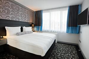 Postel nebo postele na pokoji v ubytování Hotel Central Sarajevo - Gym, Pool & Spa