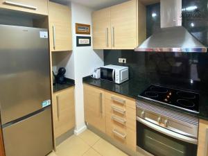 Η κουζίνα ή μικρή κουζίνα στο Bali Suite - Modern Apartment with Parking & Swimming Pool