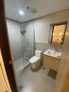 a bathroom with a toilet and a shower and a sink at Cozy 1 bedroom at BE Residences Condominium with balcony near IT Park in Tabok