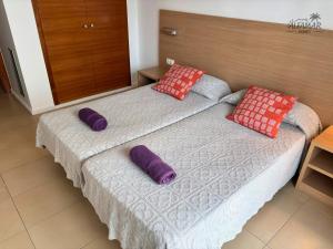 Ένα ή περισσότερα κρεβάτια σε δωμάτιο στο Bali Suite - Modern Apartment with Parking & Swimming Pool +5 φωτογραφίες