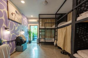 Postel nebo postele na pokoji v ubytování Whiite Panda - Backpacker Hostel in Delhi Greater Kailash