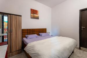 Postel nebo postele na pokoji v ubytování Whiite Panda - Backpacker Hostel in Delhi Greater Kailash