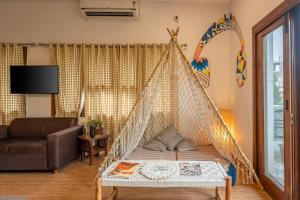 TV a/nebo společenská místnost v ubytování Whiite Panda - Backpacker Hostel in Delhi Greater Kailash