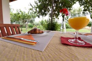 シラクーサにあるLa Casa Dei Sogniのオレンジジュースとペストリーを楽しめるテーブル