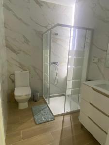 a bathroom with a shower and a toilet and a sink at PET FRIENDLY Casita Marín in Santa Pola