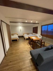 ein Wohnzimmer mit Tisch und ein Esszimmer in der Unterkunft Porta Luce - Vacation STAY 83116v in Amakusa