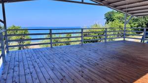 eine Holzterrasse mit Meerblick in der Unterkunft Porta Luce - Vacation STAY 83116v in Amakusa