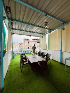 Turtle Hostel Udaipur餐厅或其他用餐的地方