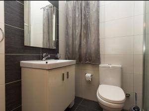 セント・ポールズ・ベイにある3 bedroom appartment in st paul bayのトイレ、洗面台、鏡のあるバスルーム