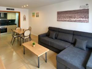 salon z kanapą i stołem w obiekcie Yasumi Suite - 4p Modern Apartment with Parking & Swimming Pool w Lloret de Mar