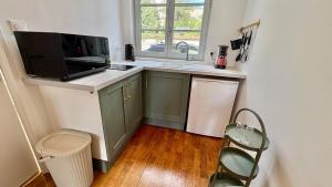 a small kitchen with a sink and a microwave at Le Jacquemart in Moulins