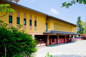 加贺山手香木酒店的一座黄色和红色建筑