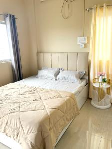 Postel nebo postele na pokoji v ubytování Cosmic cottage