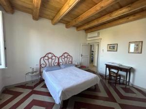 Un dormitorio con una cama grande y un techo de madera. en Villa Assia, en Canosa Sannita 21 fotos más