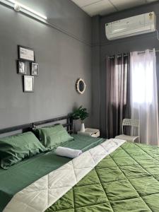 Postel nebo postele na pokoji v ubytování Cosmic cottage