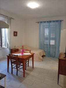 a living room with a table and a bed at Testaccio Immobiliare in Rome