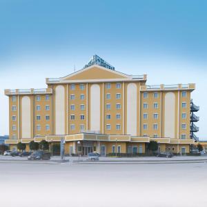 トッリ・ディ・クアルテゾーロにあるPiramidi Hotelの看板が立つ大きな建物