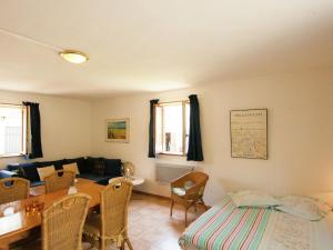 Ένα ή περισσότερα κρεβάτια σε δωμάτιο στο Appealing apartment in Vezac with swimming pool