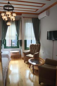 una sala de estar con un sofá y una mesa en 3 Floor History Mansion, en Estambul
