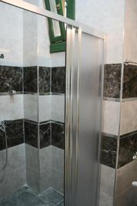 y baño con ducha y puerta de metal. en 3 Floor History Mansion, en Estambul 34 fotos más