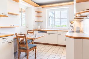 Una cocina o cocineta en Huus Binnensee - Ferienwohnung EG - Neue Tiefe, Fehmarn 24 fotos más